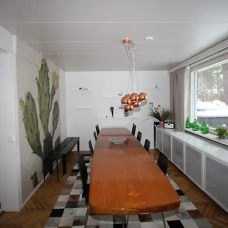 Suuri Talo Kaskisaaressa Laehellae Helsingin Keskustaa