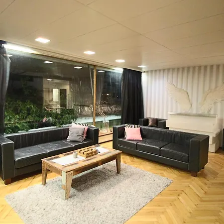 Suuri Talo Ryhmille Meren Laeheisyydessae, Laehellae Helsingin Keskustaa Villa
