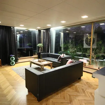 Suuri Talo Kaskisaaressa Laehellae Helsingin Keskustaa * Helsinki