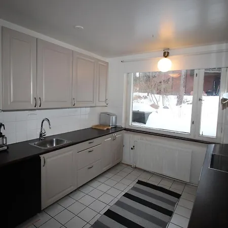 Suuri Talo Kaskisaaressa Laehellae Helsingin Keskustaa