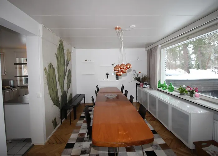 Suuri Talo Kaskisaaressa Laehellae Helsingin Keskustaa