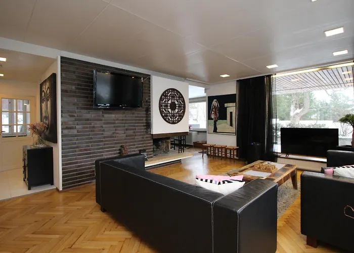 Suuri Talo Kaskisaaressa Laehellae Helsingin Keskustaa וילה *