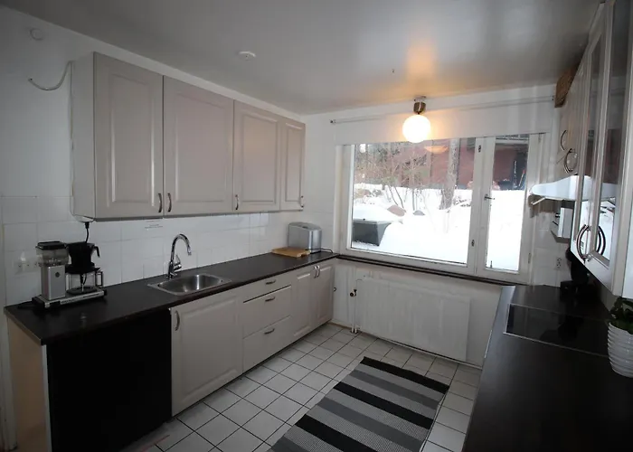 Suuri Talo Kaskisaaressa Laehellae Helsingin Keskustaa