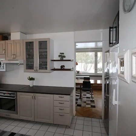 Suuri Talo Kaskisaaressa Laehellae Helsingin Keskustaa Helsingfors